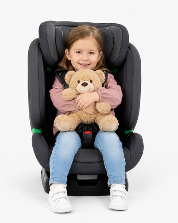 Kind sicher im Kindersitz beim Flughafentransfer zum MUC